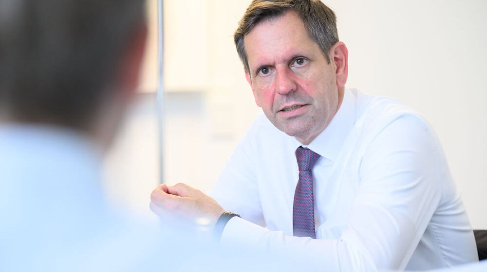 Niedersachsens neuer Ministerpräsident Olaf Lies will die geplanten Investitionen möglichst schnell sichtbar machen. / Foto: Julian Stratenschulte/dpa