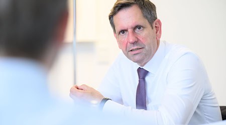 Niedersachsens neuer Ministerpräsident Olaf Lies will die geplanten Investitionen möglichst schnell sichtbar machen. / Foto: Julian Stratenschulte/dpa