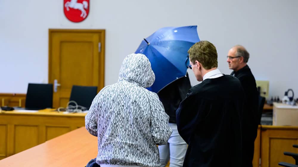 Im Lüneburger «Rechtsrock»-Prozess haben die Generalstaatsanwaltschaft Celle sowie mehrere Angeklagte Revision eingelegt. / Foto: Philipp Schulze/dpa