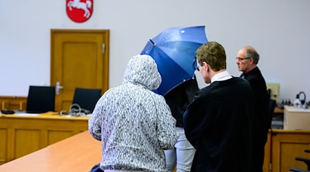 Im Lüneburger «Rechtsrock»-Prozess haben die Generalstaatsanwaltschaft Celle sowie mehrere Angeklagte Revision eingelegt. / Foto: Philipp Schulze/dpa