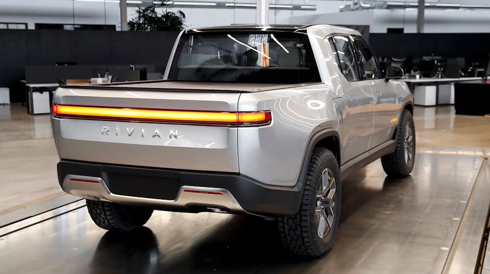 Bisher hat Rivian nur teure Modelle wie einen Elektro-Pickup im Angebot. (Archivbild) / Foto: Paul Sancya/AP/dpa