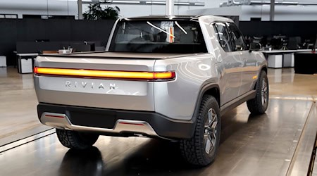 Bisher hat Rivian nur teure Modelle wie einen Elektro-Pickup im Angebot. (Archivbild) / Foto: Paul Sancya/AP/dpa