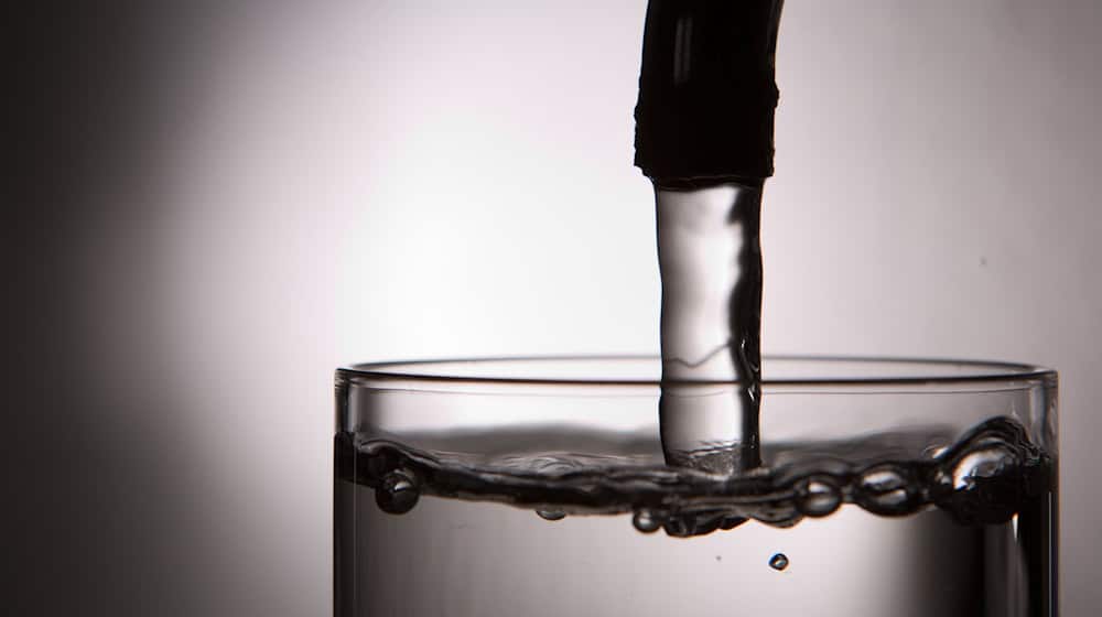 Nach einem Wasserrohrbruch im Industriegebiet in Achim wurden mehrere Straßen mit Trinkwasser geflutet. (Symbolbild) / Foto: Lukas Schulze/dpa