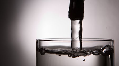 Nach einem Wasserrohrbruch im Industriegebiet in Achim wurden mehrere Straßen mit Trinkwasser geflutet. (Symbolbild) / Foto: Lukas Schulze/dpa