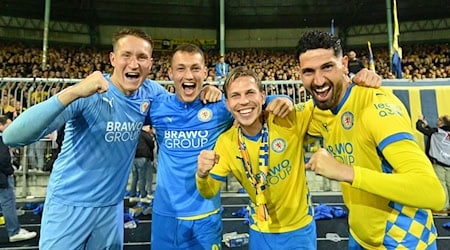 Kritisiert den eigenen Verein: Braunschweigs Sven Köhler (2. v.l.), zusammen mit Ron-Thorben Hoffmann, Lino Tempelmann und Fabio Kaufmann nach der erfolgreichen Relegation gegen den 1. FC Saarbrücken. / Foto: Swen Pförtner/dpa