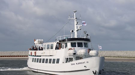 Das Fahrgastschiff «Jens Albrecht III» kam am Mittwoch mehr als neun Stunden lang nicht vom Fleck. (Archivbild) / Foto: Peter Kuchenbuch-Hanken/dpa