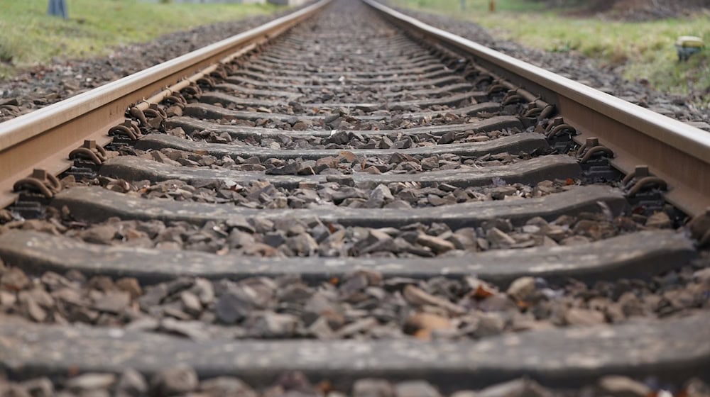 Das Betreten von Bahngleisen ist gefährlich. Darüber hat die Polizei einen Mann belehrt, der nach dem Konsum von Drogen im Gleis schlief. (Symbolbild) / Foto: Marcus Brandt/dpa