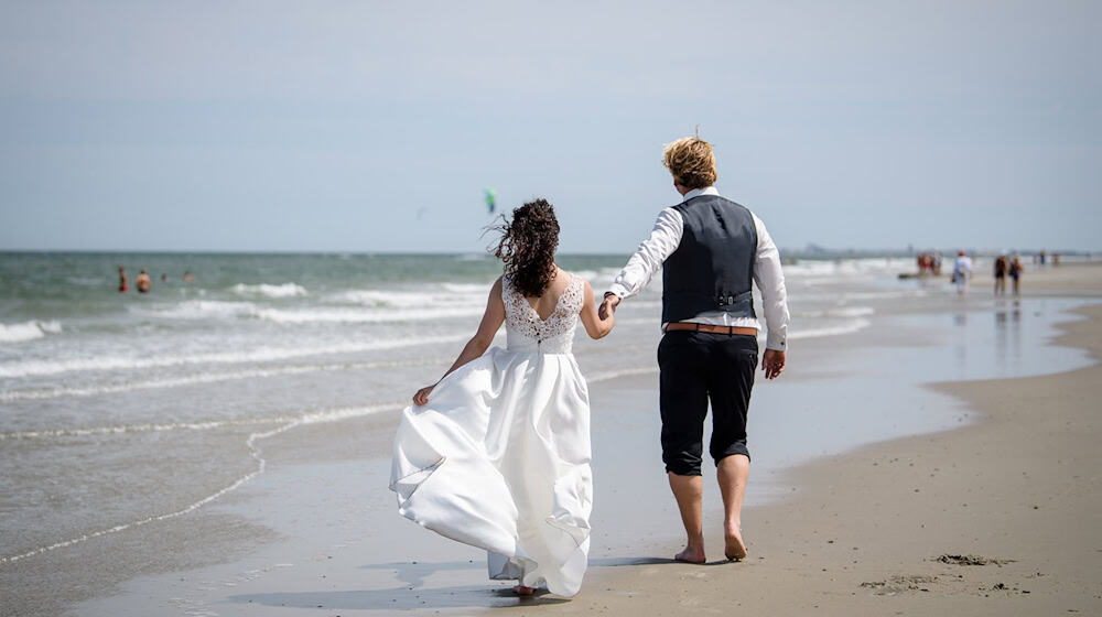 Inzwischen haben sich schon 400 Paare am Strand der Nordsee-Insel Juist trauen lassen. (Archivbild) / Foto: Matthias Balk/dpa