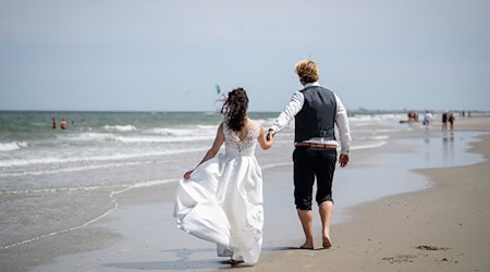 Inzwischen haben sich schon 400 Paare am Strand der Nordsee-Insel Juist trauen lassen. (Archivbild) / Foto: Matthias Balk/dpa