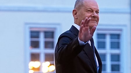 Scholz fordert eine sorgfältige Prüfung eines möglichen Verbotsverfahrens gegen die AfD. (Archivbild) / Foto: Michael Kappeler/dpa