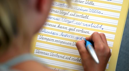 Aus Sicht des Landesschülerrats führt das Erlernen der Schreibschrift in der Grundschule oft zu Frust und Zeitverlust. (Symbolbild) / Foto: picture alliance / Jan Woitas/dpa-Zentralbild/dpa