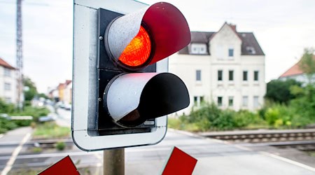Ein Mädchen wurde bei dem Zusammenstoß an dem unbeschrankten Bahnübergang schwer verletzt. (Symbolbild) / Foto: Hauke-Christian Dittrich/dpa