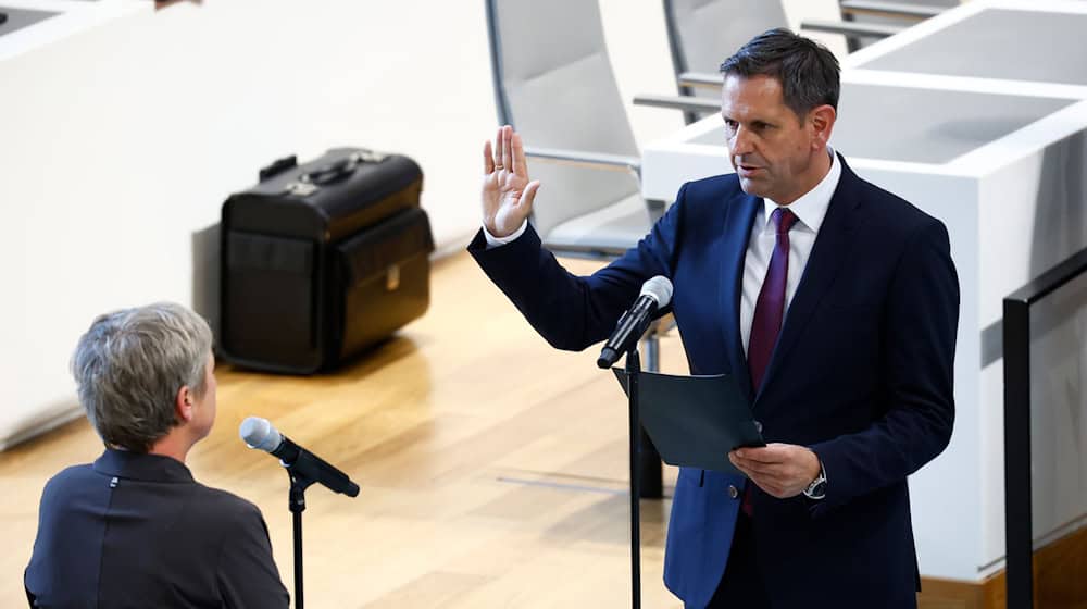 Der SPD-Politiker Olaf Lies ist zum neuen Ministerpräsidenten von Niedersachsen gewählt worden. MV-Regierungschefin Manuela Schwesig (SPD) gratulierte ihm und erklärte, sie hoffe weiter auf gute Nachbarschaft. / Foto: Moritz Frankenberg/dpa