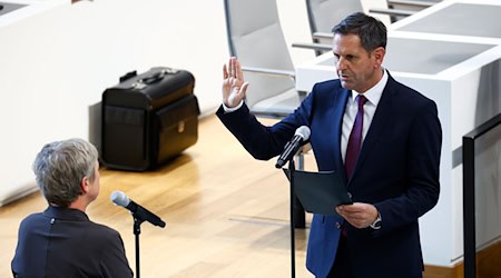 Der SPD-Politiker Olaf Lies ist zum neuen Ministerpräsidenten von Niedersachsen gewählt worden. MV-Regierungschefin Manuela Schwesig (SPD) gratulierte ihm und erklärte, sie hoffe weiter auf gute Nachbarschaft. / Foto: Moritz Frankenberg/dpa