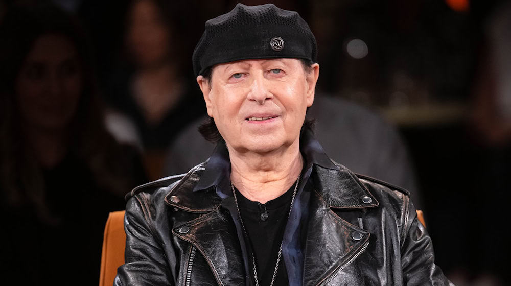 Scorpions-Sänger Klaus Meine plauderte in der Talkshow "3nach9" über Duschen und machte seiner Frau ein Liebesgeständnis. / Foto: Sina Schuldt/dpa