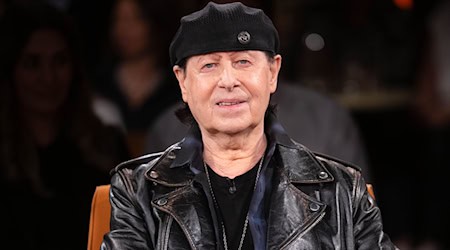 Scorpions-Sänger Klaus Meine plauderte in der Talkshow "3nach9" über Duschen und machte seiner Frau ein Liebesgeständnis. / Foto: Sina Schuldt/dpa