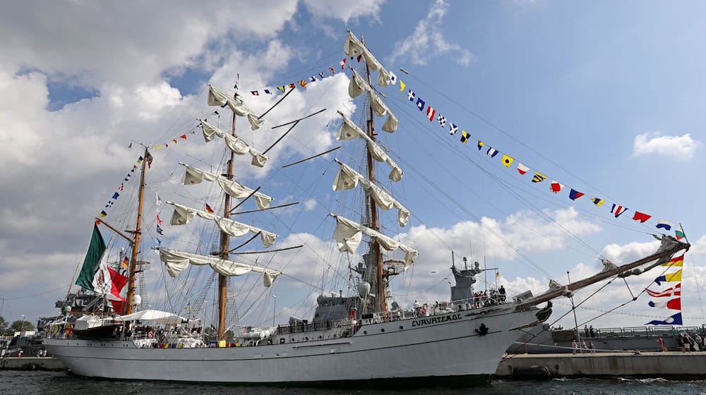 Die «Cuauhtémoc» war regelmäßig in Deutschland zu Gast, so auch 2019 bei der Hanse Sail in Rostock. (Archivbild) / Foto: Bernd Wüstneck/dpa-Zentralbild/dpa
