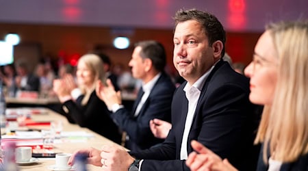 Klingbeil fordert Konsequenzen nach der Hochstufung der AfD durch den Verfassungsschutz. / Foto: Michael Matthey/dpa