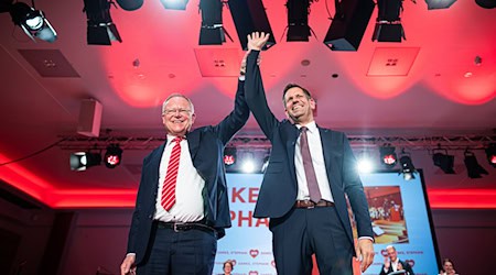 Der bisherige Wirtschaftsminister Olaf Lies (rechts) soll den langjährigen Ministerpräsidenten Stephan Weil beerben. / Foto: Moritz Frankenberg/dpa