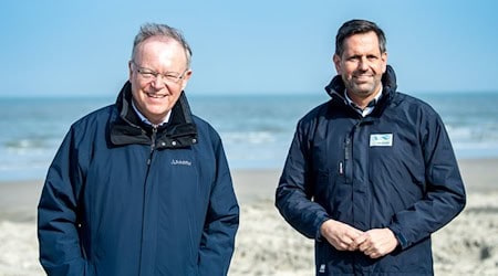 Olaf Lies (rechts) soll Stephan Weil als niedersächsischer Ministerpräsident beerben. (Archivbild) / Foto: Sina Schuldt/dpa