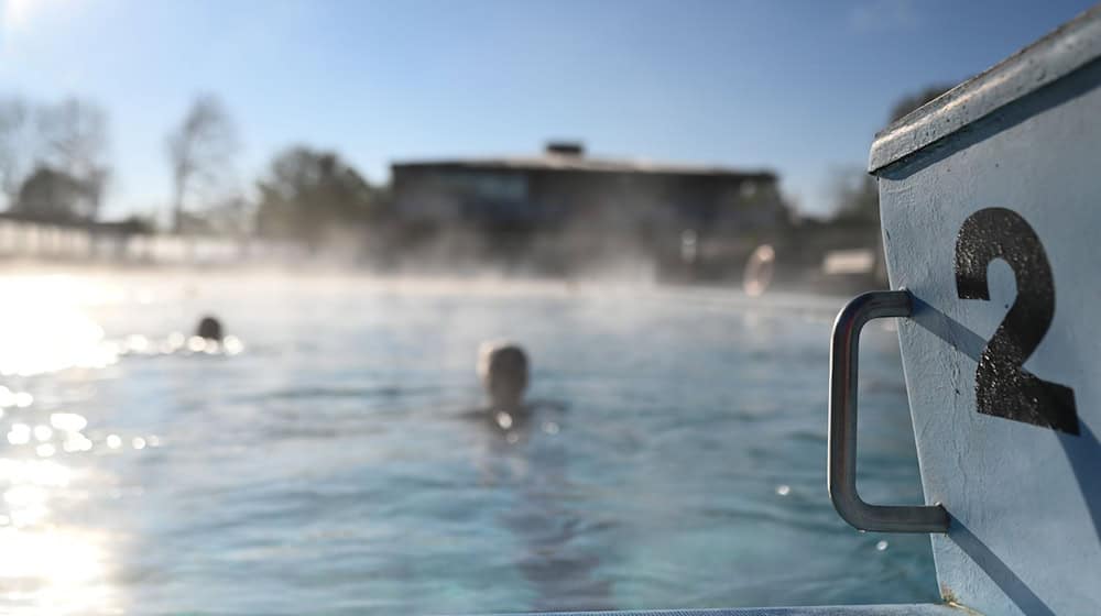 Vielerorts fällt Anfang Mai der Startschuss für die Freibadsaison. (Archivbild) / Foto: Lars Penning/dpa