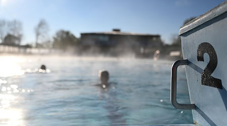 Vielerorts fällt Anfang Mai der Startschuss für die Freibadsaison. (Archivbild) / Foto: Lars Penning/dpa