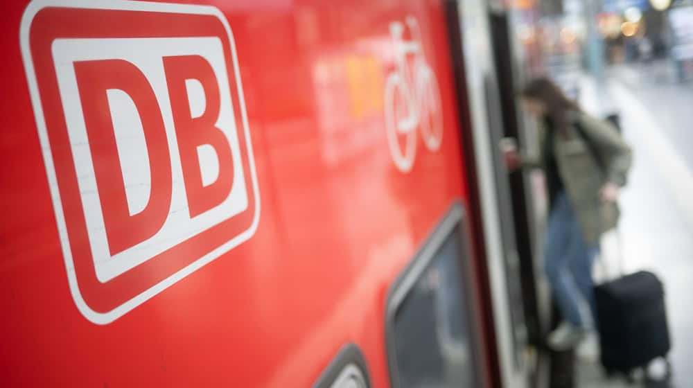 Die Deutsche Bahn hatte wegen der Störung zwischenzeitlich Ersatzhalte angeboten. (Symbolfoto)  / Foto: Sebastian Gollnow/dpa