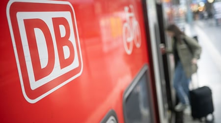 Die Deutsche Bahn hatte wegen der Störung zwischenzeitlich Ersatzhalte angeboten. (Symbolfoto)  / Foto: Sebastian Gollnow/dpa
