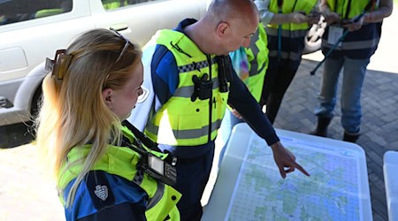 Die Polizei in Ostfriesland bittet bei der Suche nach den vermissten Kindern die Bevölkerung um Mithilfe.  / Foto: Lars Penning/dpa