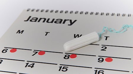 Fast alle Frauen haben nach einer Studie immer noch das Gefühl, dass über Menstruation in der Öffentlichkeit zu wenig gesprochen wird. (Symbolbild) / Foto: Annette Riedl/dpa