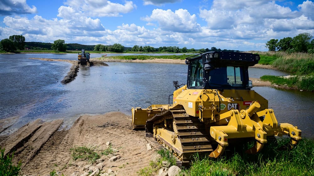 Wegen des Niedrigwassers in der Elbe pausiert eine Fähre im Landkreis Lüneburg. / Foto: Philipp Schulze/dpa