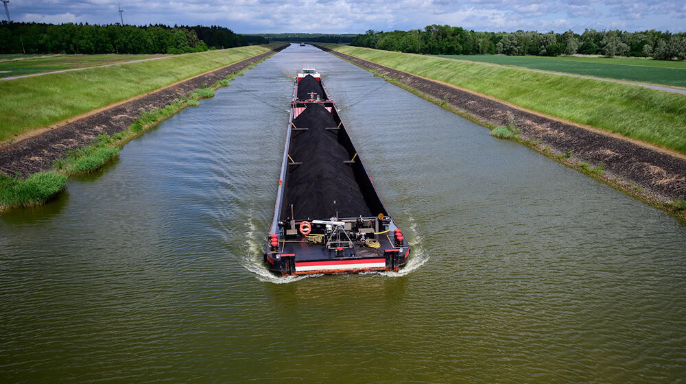 Mit 2.500 Tonnen Kohle an Bord fährt die «Niedersachsen 2» ferngesteuert durch den Elbe-Seitenkanal. Der Kapitän sitzt 400 Kilometer entfernt. / Foto: Philipp Schulze/dpa