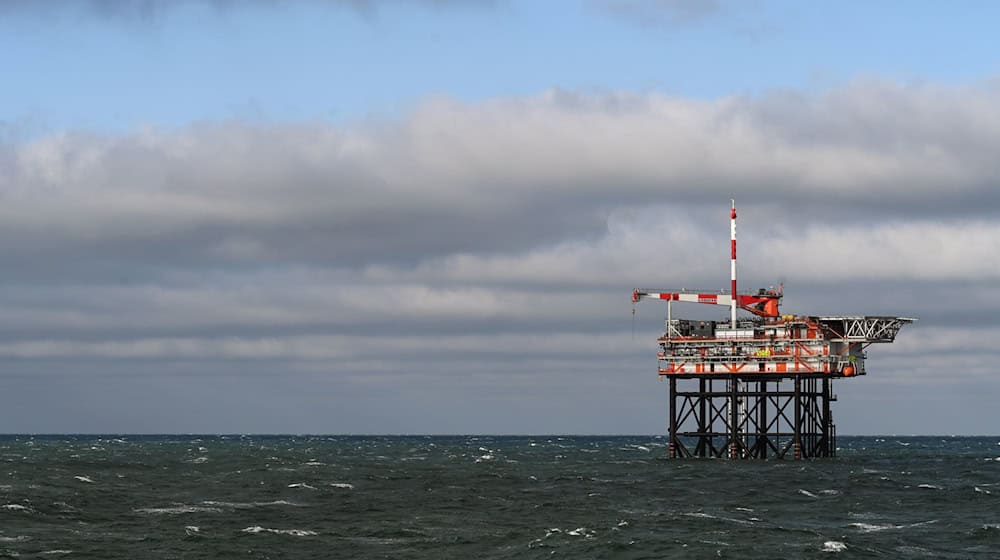 Diese Förderplattform für Erdgas will der Energiekonzern One-Dyas mit Offshore-Windstrom betreiben - dafür fehlt bislang aber noch ein Seekabel. (Archivbild) / Foto: Lars Penning/dpa