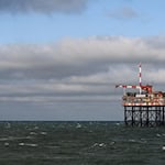 Diese Förderplattform für Erdgas will der Energiekonzern One-Dyas mit Offshore-Windstrom betreiben - dafür fehlt bislang aber noch ein Seekabel. (Archivbild) / Foto: Lars Penning/dpa