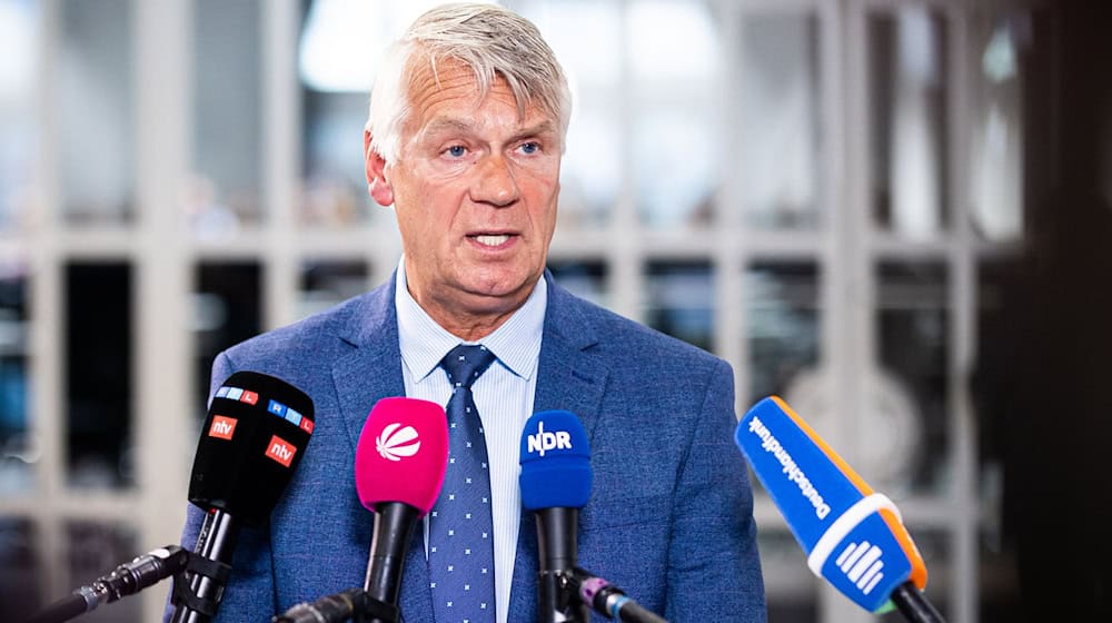 Der Landespolizeipräsident in Niedersachsen, Axel Brockmann, hat im Landtag über den aktuellen Stand der Ermittlungen nach den tödlichen Schüssen in Oldenburg informiert.  / Foto: Moritz Frankenberg/dpa