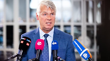 Der Landespolizeipräsident in Niedersachsen, Axel Brockmann, hat im Landtag über den aktuellen Stand der Ermittlungen nach den tödlichen Schüssen in Oldenburg informiert.  / Foto: Moritz Frankenberg/dpa