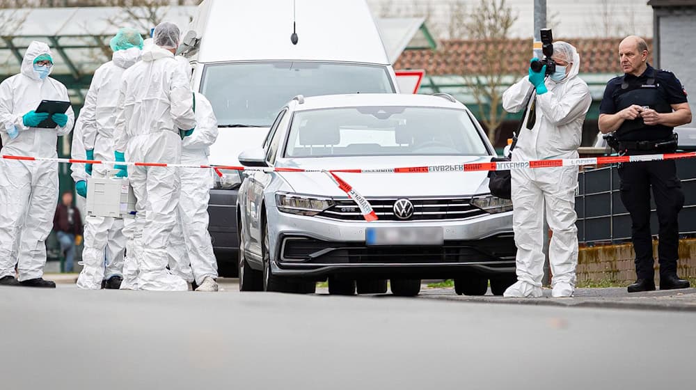 Nach den tödlichen Schüssen auf einen 46-Jährigen in Nienburg müssen die beteiligten Beamten keine dienstrechtlichen Folgen fürchten. (Archivbild) / Foto: Moritz Frankenberg/dpa