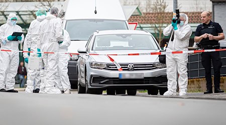 Nach den tödlichen Schüssen auf einen 46-Jährigen in Nienburg müssen die beteiligten Beamten keine dienstrechtlichen Folgen fürchten. (Archivbild) / Foto: Moritz Frankenberg/dpa