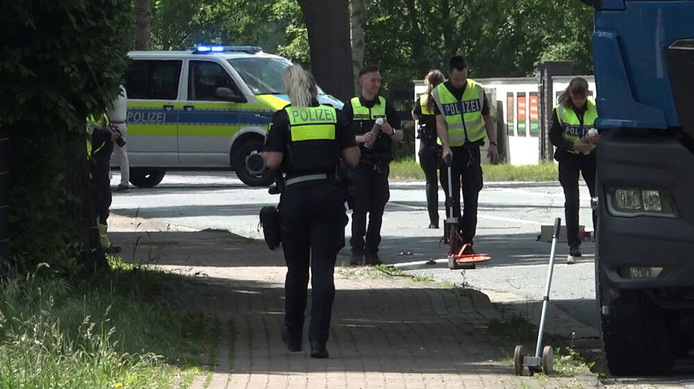 Ein Kind ist von einem Lkw überfahren worden - die Polizei sichert Spuren.  / Foto: ---/dpa