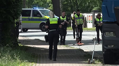 Ein Kind ist von einem Lkw überfahren worden - die Polizei sichert Spuren.  / Foto: ---/dpa