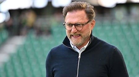 Der Trainer als Streitschlichter: Ralph Hasenhüttl vom VfL Wolfsburg.   / Foto: Swen Pförtner/dpa