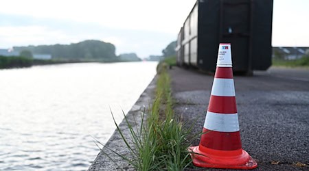 Ein Wasserfleck auf dem Pier markiert den Ort, an dem das Auto nach der Bergung aus dem Kanal abgestellt wurde.  / Foto: Lars Penning/dpa
