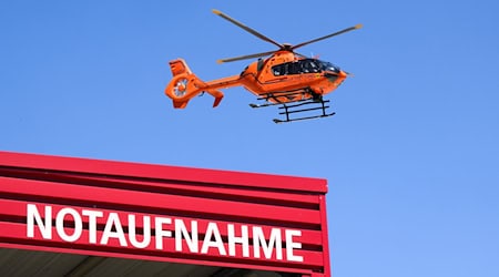 Ein Hubschrauber brachte den Schwerverletzten in eine Klinik. (Symbolbild) / Foto: Julian Stratenschulte/dpa