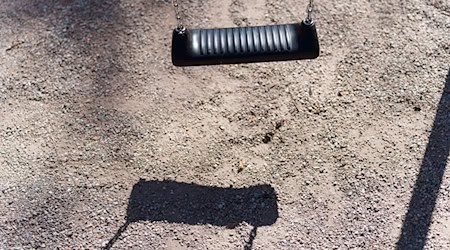 Gewalt auf dem Spielplatz: Eine unbekannte Frau zerrt einen Jungen von der Schaukel. (Symbolbild) / Foto: Andreas Arnold/dpa