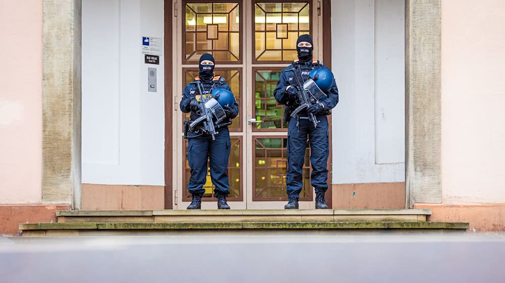 Eine 42 Jahre alte frühere Islamistin muss sich wegen Mitgliedschaft in der Terrormiliz IS vor dem Oberlandesgericht Celle verantworten. (Archivbild) / Foto: Moritz Frankenberg/dpa