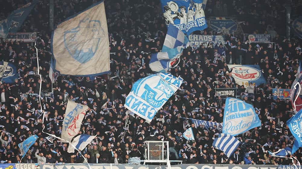 Im Umfeld des Drittligisten Hansa Rostock kommt es seit Jahren immer wieder zu Ausschreitungen von Teilen der Fans. (Symbolbild) / Foto: Bernd Wüstneck/dpa