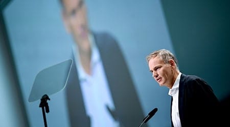 Konzernchef Oliver Blume wird erneut nur digital zu den VW-Aktionären sprechen. (Archivbild) / Foto: Britta Pedersen/dpa