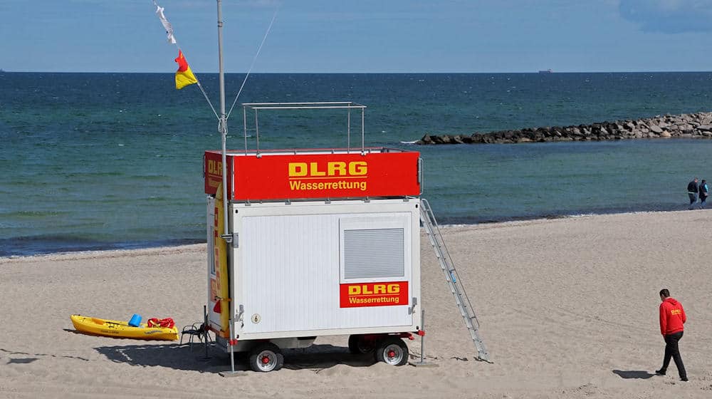 Wasserwacht und DLRG sind an den Küsten in die Wachsaison gestartet. /Archivbild) / Foto: Bernd Wüstneck/dpa