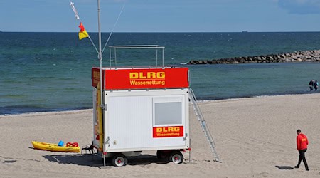 Wasserwacht und DLRG sind an den Küsten in die Wachsaison gestartet. /Archivbild) / Foto: Bernd Wüstneck/dpa