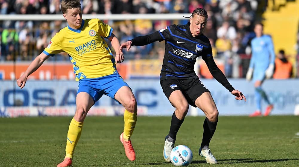 Nicht mehr Teil des Braunschweiger Kaders: Der finnische Nationalspieler Robert Ivanov (l). / Foto: Swen Pförtner/dpa
